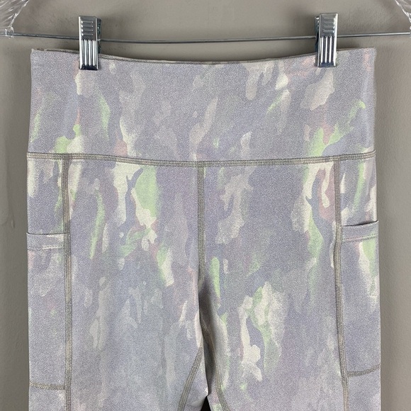 Zyia Womens Silver Metallic Camo Pocket Light n Tight Capri Leggings Size 6-8 - Picture 6 of 13